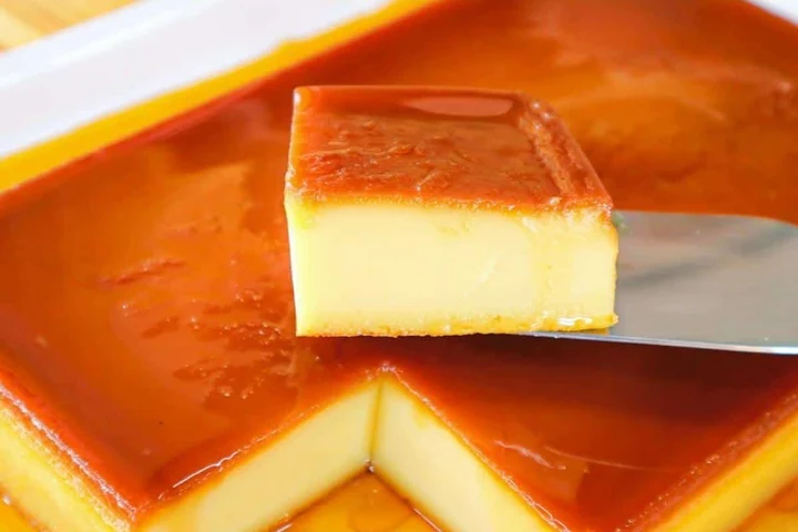 Fatia de pudim com calda de caramelo